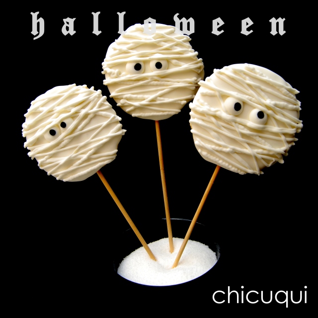Galletas sin gluten decoradas con palito con forma de momia para Halloween