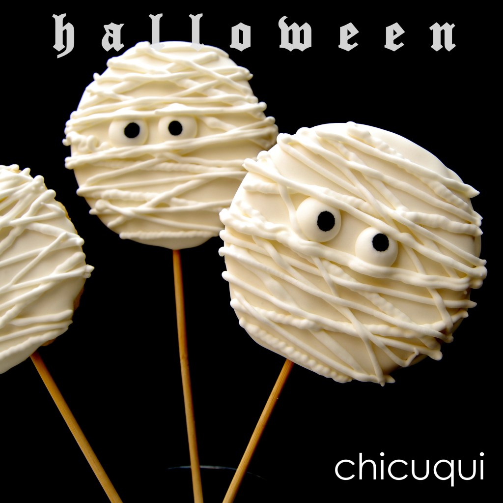 Galletas sin gluten decoradas con palito con forma de momia para Halloween