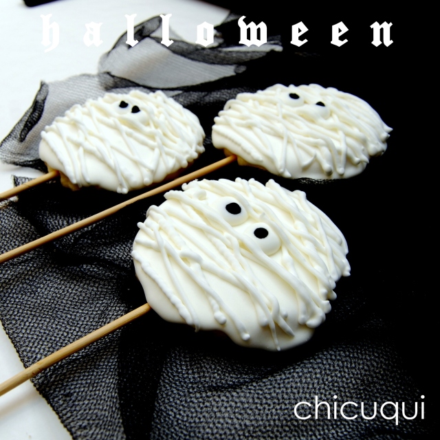 Galletas sin gluten decoradas con palito con forma de momia para Halloween