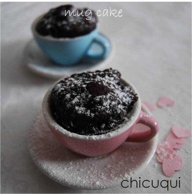 Receta de mug cakes de chocolate con chips de chocolate en galletas decoradas chicuqui.com