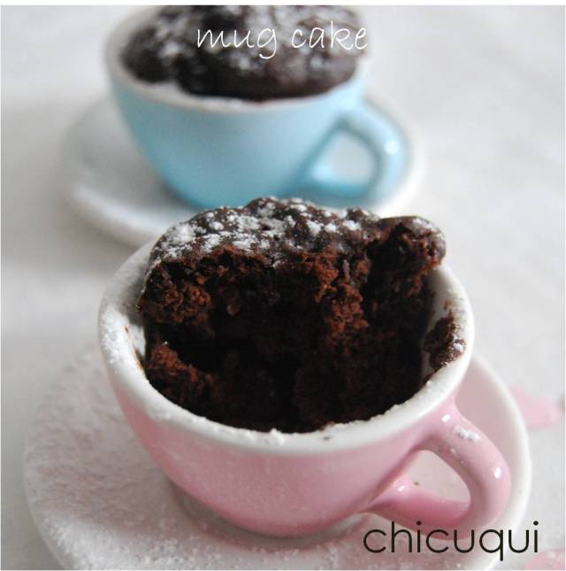 Receta de mug cakes de chocolate con chips de chocolate en galletas decoradas chicuqui.com