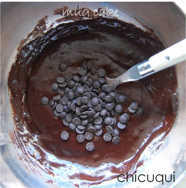 Receta de mug cakes de chocolate con chips de chocolate en galletas decoradas chicuqui.com