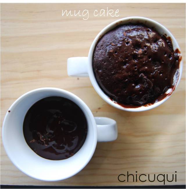 Receta de mug cakes de chocolate con chips de chocolate en galletas decoradas chicuqui.com